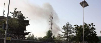 Il fumo dopo le esplosioni nel centro di Kabul (Epa)