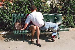 Baiser (caché) près de place Bastille by Julie70