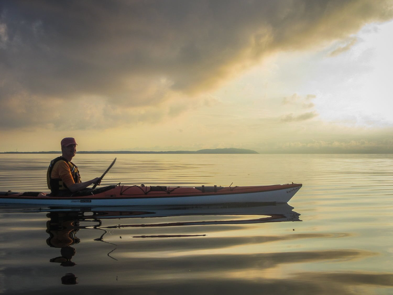 Ett och annat moln. Kullaberg i bakgrunden