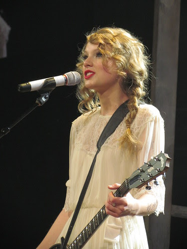 dragonette hello lyrics. Dragonette - Hello 3FM