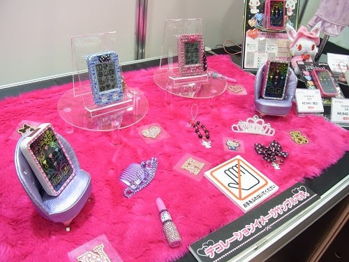 東京おもちゃショー11 子ども専用スマートフォン ジュエルポッドクリスタル ライブドアニュース