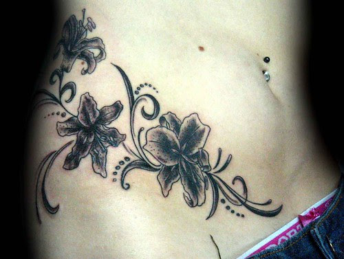 Inauguación Exposición de Lara · Tatuaje flores Lily Pupa tattoo Granada 