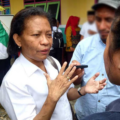 Ambon, Malukupost.com - Sampel deposit emas Pulau Romang, Kabupaten Maluku Barat Daya yang diambil tim gabungan Kementerian Energi dan Sumber Daya Mineral (ESDM), dan Universitas Pattimura (Unpatti) Ambon masih diteliti di laboratorium. Kadis ESDM Maluku, Martha Nanlohy, Rabu (3/5) mengatakan, tunggu saja hasil penelitian dari laboratorium, karena membutuhkan waktu untuk sampai ke suatu rekomendasi. Ia tidak bersedia menyebutkan laboratorium mana yang dirujuk untuk meneliti sampel dari Pulau Romang yang aktivitasnya ditutup sementara oleh Gubernur Maluku, Said Assagaff pada 16 Februari 2017.