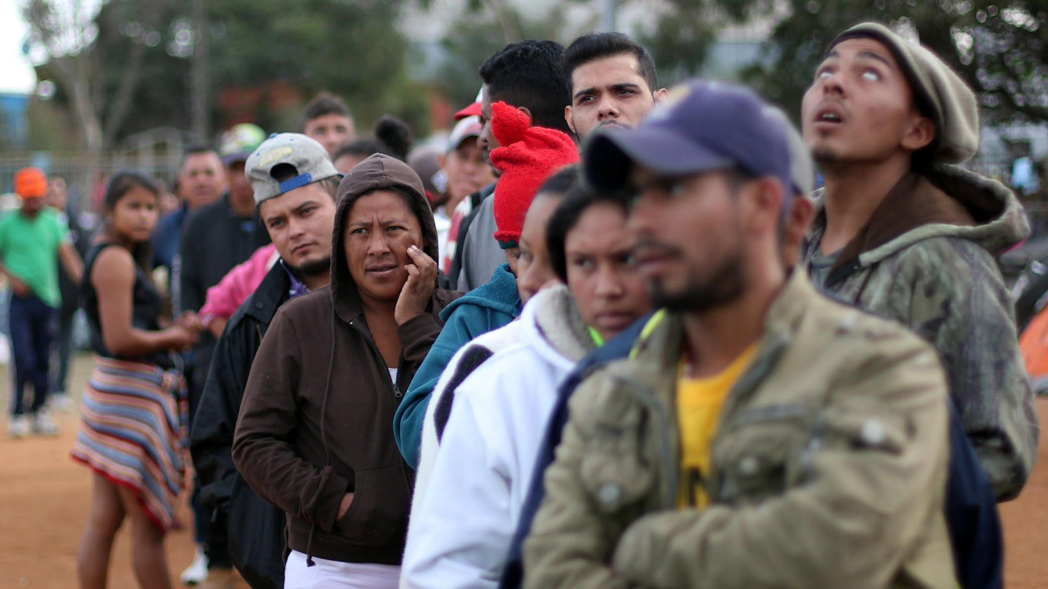 US migrant caravan: Trump's asylum ban halted by judge