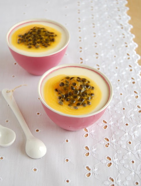 White chocolate mousse with passion fruit / Mousse de chocolate branco com maracujá
