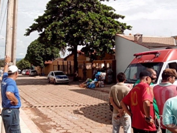 Criminosos fazem três reféns durante tentativa de assalto em Indiara, Goiás (Foto: Reprodução/TV Anhanguera)