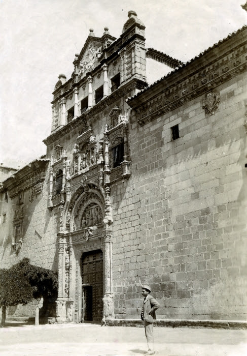 Fachada del Hospital de Santa Cruz en junio de 1905. Fotógrafo anónimo. Colección Luis Alba. Ayuntamiento de Toledo
