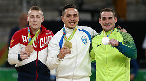 Πετρούνιας: Συγκίνηση... περηφάνεια... ανατριχίλα! Βούρκωσε στον εθνικό ύμνο [vid]