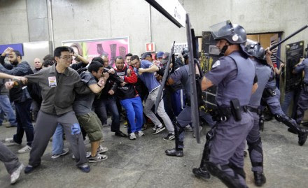 Operadores del Metro se enfrentan con policías en Sao Paulo, Brasil. Foto: AP