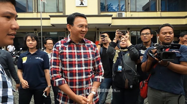Foto: Ahok: Masyarakat Jakarta Akan Melihat 'Basuki' Jika Saya Terpilih Kembali http://ift.tt/20kt43r - Berita Terkini Terbaru Hari Ini - Pada debat pamungkas pemilihan gubernur dan wakil gubernur DKI Jakarta, di Hotel Bidakara Jakarta Selatan, Jumat (10/2/2017), Basuki Tjahaja Purnama (Ahok) disindir calon wakil Gubernur DKI nomor urut satu Sylviana Murni (Sylvi), terkait sikap Ahok yang kasar terhadap perempuan.