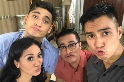 Video: Kocak, Ini Kado Perpisahan Baim Wong Untuk Para Pemain 'Anugerah Cinta' http://ift.tt/20kt43r - Berita Terkini Baim Wong Terbaru Hari Ini -Baim Wong sepertinya tahu betul bagaimana cara membuat kesan yang tak terlupakan untuk keluarganya di Anugerah Cinta. Menutup kerjasama dengan para pemain, pemeran tokoh Coky itu pun memberikan kejutan yang tak biasa.