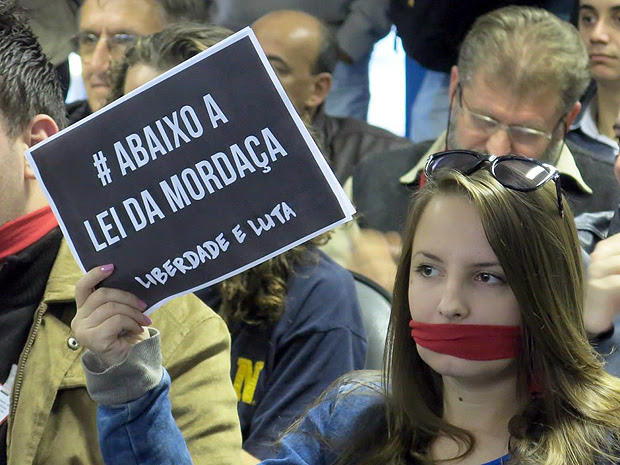 Representantes de movimentos estudantis se posicionam contra o que chamam de "Lei da Mordaça" Foto: Alex Sander Magdyel / Agencia RBS *** PARCEIRO FOLHAPRESS - FOTO COM CUSTO EXTRA E CRÉDITOS OBRIGATÓRIOS ***