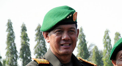 Ambon, Malukupost.com - Pangdam XVI/Pattimura Mayjen TNI Doni Monardo menyatakan seluruh prajurit dan PNS di lingkungan Kodam harus bersih dari narkoba, sebagai salah satu bukti kinerja baik yang dan mendapatkan apresiasi dari atasan dan juga masyarakat. "Apresiasi tinggi dan kepercayaan yang diberikan harus dijawab dengan melaksanakan tugas dan kewajiban sebaik-baiknya, salah satunya dengan membuktikan bahwa seluruh prajurit dan PNS Kodam XVI/Pattimura bersih dari narkoba. Jangan sampai ada lagi satu pun yang terlibat" katanya.