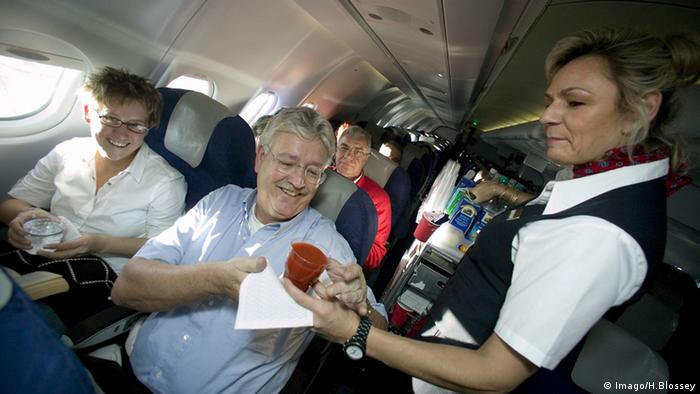 Flugzeug Tomatensaft Flugbegleiterin Reise FluggÃ¤ste LTU