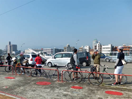 フェリーで自転車を運ぶ