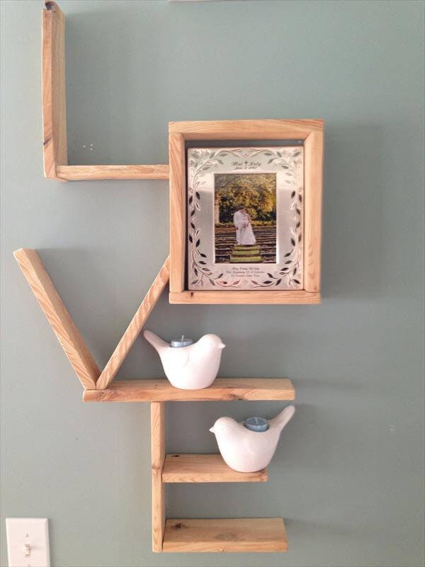 DIY Pallet Love Wall Shlelf | Pallet Furniture DIY