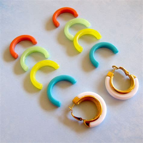 You may be willing to part with your unwanted or old gold jewelry to add some cash to your wallet. Trifari Interchangeable Lucite Hoop Pierced Earrings - In