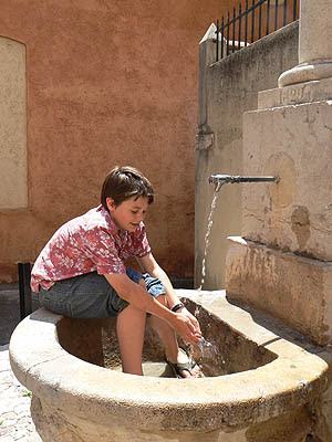 paul à la fontaine.jpg