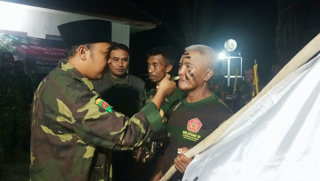 56 anggota banser yang dinyatakan lulus Diklatsar oleh PC GP ansor Kota Kraksaan, mengikuti pembaretan akademi Banser angkatan ke-IV http://ift.tt/1uCIUps