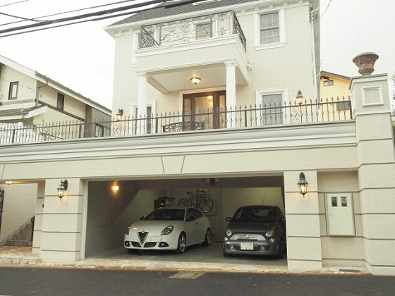 広い吹き抜けと地下ガレージのある家 ドンナハウス 輸入住宅 2 4住宅 リフォームの工務店