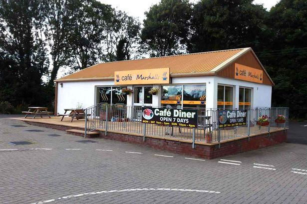 Cafe tempat Angela Marshall membuka usaha yang cukup asri di pinggiran kota Berwick Inggris. Kafe buka 7 hari non stop.