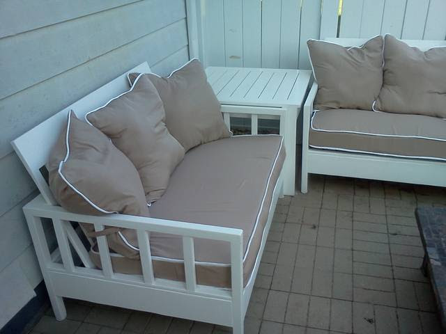 Ana White Simple White Outdoor Sofa and Loveseat - DIY ...