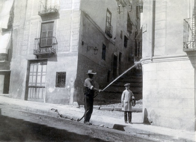 Calle de las Armas y entrada al Corral de la Campana y Calle Recoletos en junio de 1905. Fotógrafo anónimo. Colección Luis Alba. Ayuntamiento de Toledo