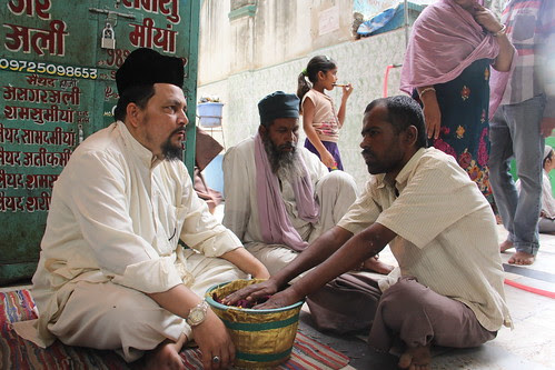 Syed Samad Khadim at DARAGH SHARIFF - HAZRAT SYEDALI MIRA DATAR ( R.A) by firoze shakir photographerno1