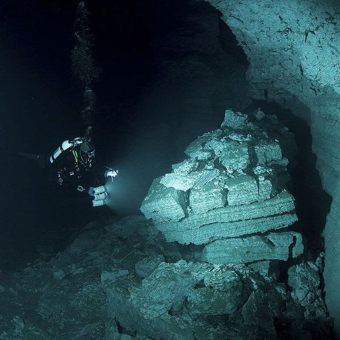 Beautiful Underwater Cages (23 pics)