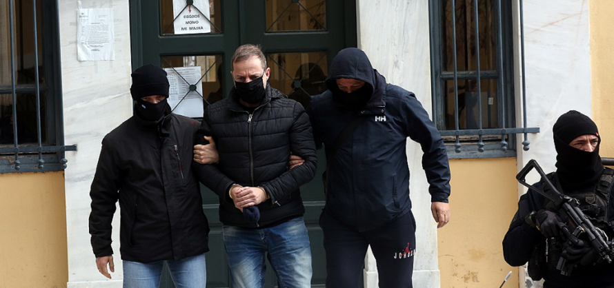 Η υπόθεση αυτή, πλάι στις υπόλοιπες, αναδείχνει όλη την απίστευτη μπόχα αυτού του συστήματος που εκπροσωπεί ο κάθε Λιγνάδης. Γιατί ο Λιγνάδης δεν ήταν μόνος του. Το πρόβλημα που βγαίνει στην επιφάνεια ξεπερνά μια υπόθεση "ατομικής  εγκληματικής διαστροφής". Αναδεικνύει όλη την σαπίλα όλων των στρωμάτων της εξουσίας και τα χαρακτηριστικά της. Τον κυνισμό, την διαπλοκή, την επιλεκτική αδράνεια των διωκτικών αρχών, την πολιτική συγκάλυψη, την υποκρισία.  Από τα «σχολεία της ελίτ», έως την  μιντιακή ασυλία, από την ταξική ασυδοσία του κυρίαρχου έως την πολιτική ανάδειξη παρά τα όργια φημών, η αστική τάξη και το πολιτικό της σύστημα προστατεύει τα παιδιά της.