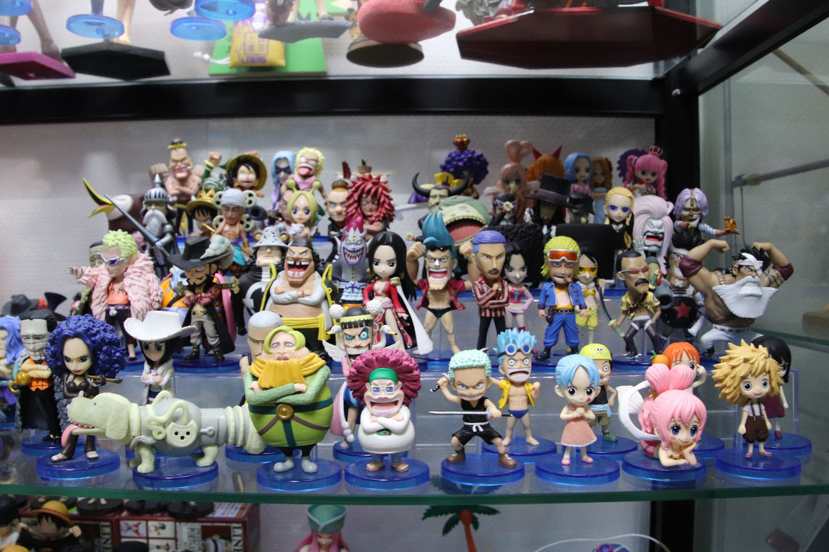 フィギュアの飾り方 100均で買えるアクリルひな壇 ディスプレイスタンド ワンピースフィギュアのコレクション部屋