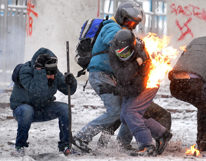 Protesters clash with the police in the center of Kiev on January 22, 2014. (AFP Photo)