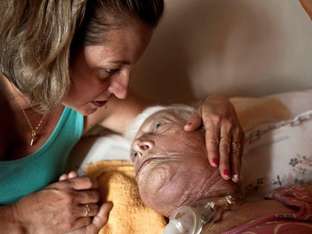 Maria de Lourdes, de 78 anos, morreu por causa de pneumonia, afirma Janete Dutra (Foto: Weber Sian/ Jornal A Cidade)