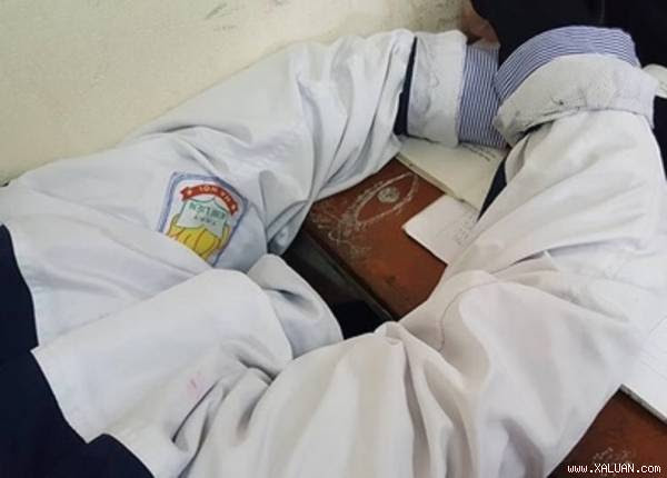 Chân dung “bóng ma” không đầu khiến cả lớp hoảng sợ.