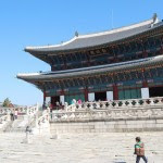 Teo viendo un castillo en el Palacio Gyeongbokgung de Seúl
