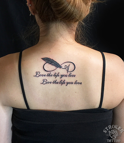 黒色で仕上げた女性のワンポイントタトゥー Stroker Tattoo