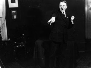 Fotos mostram Hitler 'ensaiando' discursos na prisão em 1925 (Foto: Heinrich Hoffmann/Keystone Features/Getty Images)