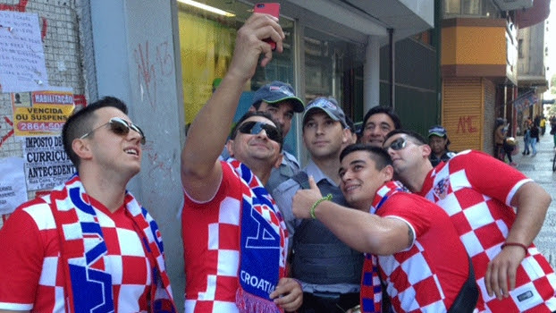 Croatas tiraram selfie com a polícia