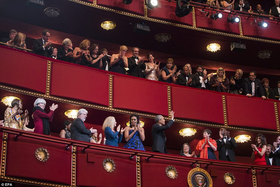O POTUS ea onda FLOTUS para a multidão ilustre no Kennedy Center que homenageou cinco dos artistas mais conhecidos do mundo