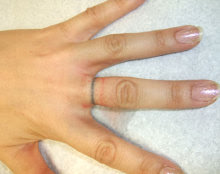 指のtattooは Stroker Tattoo