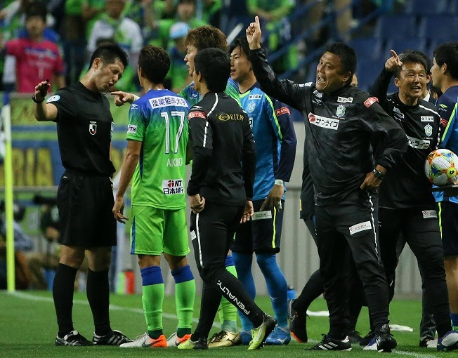 浦和vs 湘南の誤審騒動を経て 判定の可視化 の議論は新たな局面へ ゴールネットの網目やモノの置き場にも一考の余地あり サッカーダイジェストweb