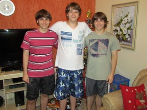 Murilo, ao lado dos irmãos Henrique e Matheus, também medalhistas (Foto: Arquivo pessoal)