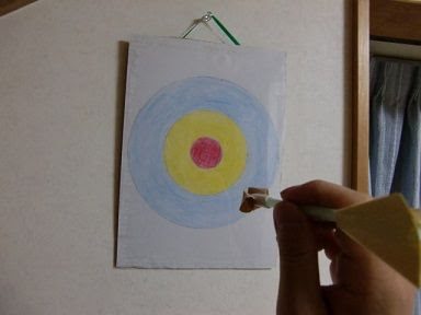 ダンボールのダーツ 簡単手作りおもちゃの作り方 工作図鑑