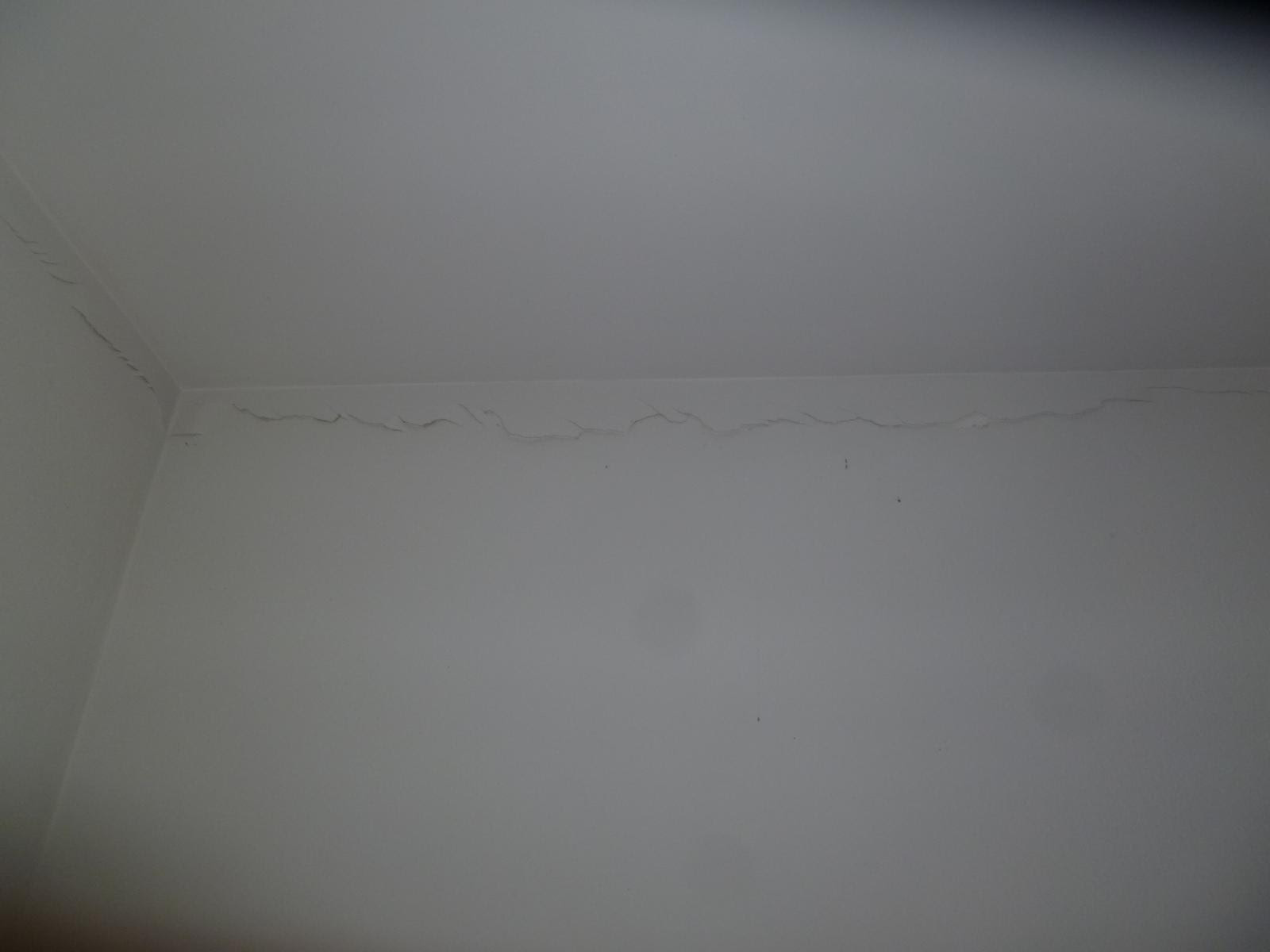 Bande placo joint plafond mur craquelle