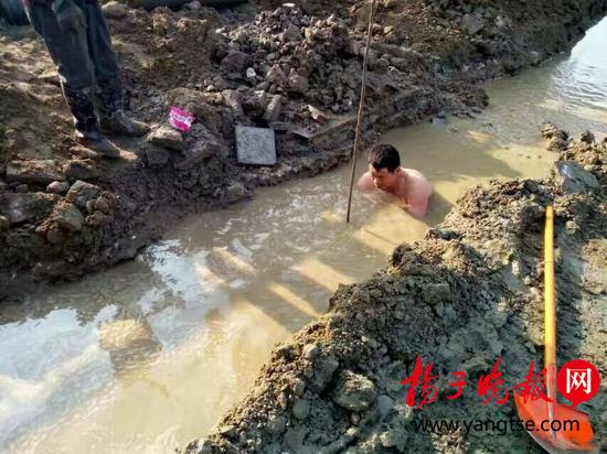 赤膊哥 抢修水管大冷天泡水中40分钟 图 自来水管 抢修 扬州 新浪新闻