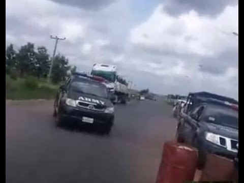 Soldiers Block Nnamdi Kanu’s Convoy In Ebonyi, Kanu Comes Down & This Happens (Video&Photos)