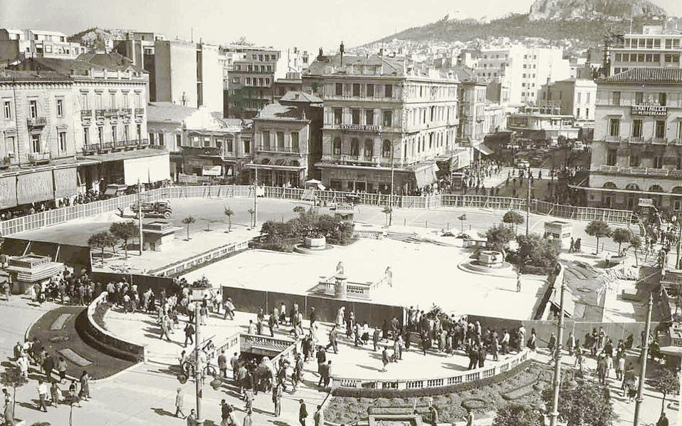Τα έργα αναμόρφωσης της πλατείας Ομονοίας το 1957. Καταργείται η παλαιά μορφή και ετοιμάζεται ο σχεδιασμός με το σιντριβάνι.