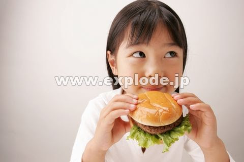 ハンバーガーを食べる女の子 Da Jpg 写真素材