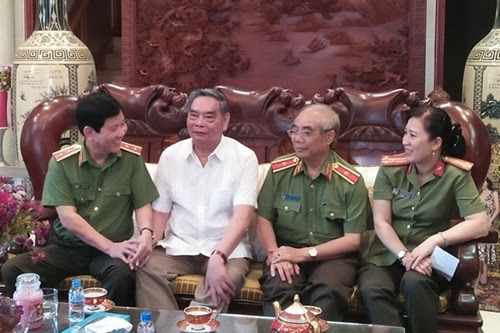Lanh Ä'áº¡o Bá» Cong An ThÄm Chuc Táº¿t Gia Ä'inh Cac Ä'á»