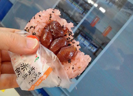 北海道限定 甘納豆の入ったセブンの赤飯おむすび 北海道 札幌発 だべさ通信５
